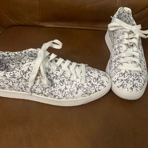 Men’s size 10 white/black/gold Leather Puma